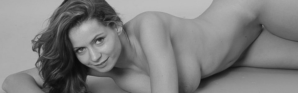 Frau beim Telefonsex mit Livebild